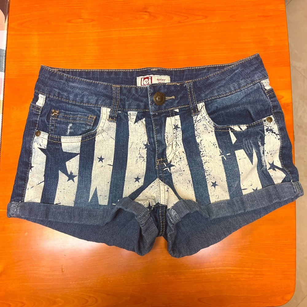 L.E.I. Ashley Low Rise Distressed Jean Shorts Size 3 Patriotic Star Print Pocket